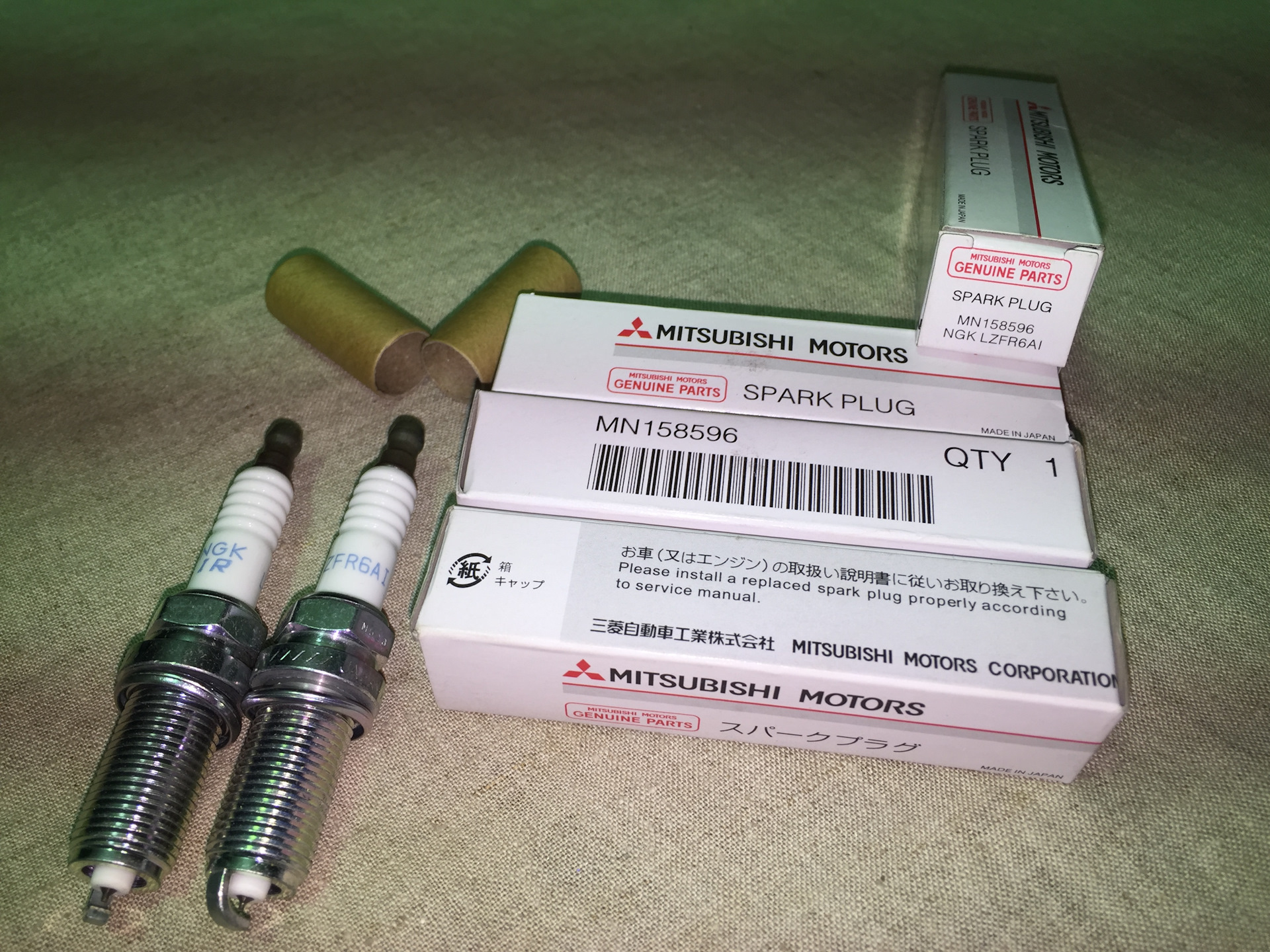 MN158596 — Свеча зажигания MITSUBISHI
