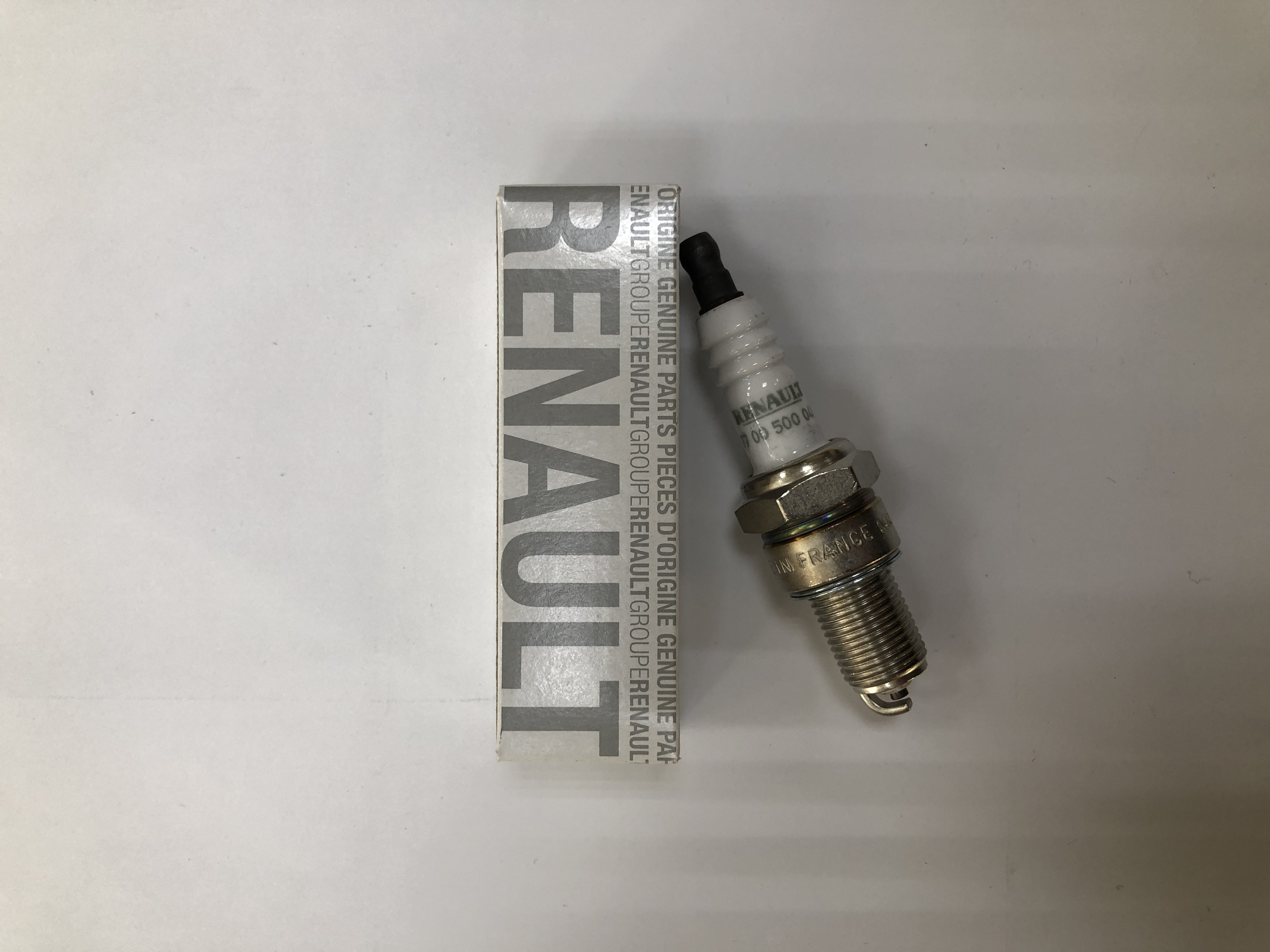 7700500048 — Свеча зажигания RENAULT
