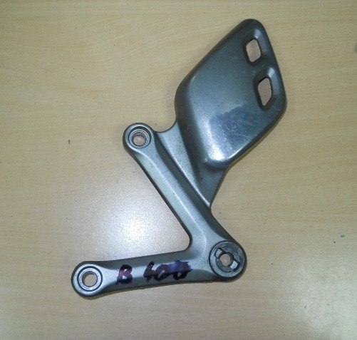 4351133D00 — Кронштейн подножки правый SUZUKI