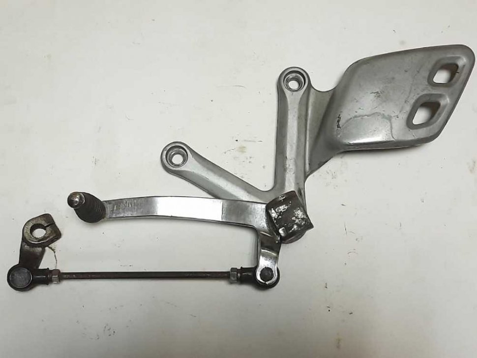 4352133D00 — Кронштейн подножки левый SUZUKI