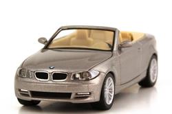 80410427039 — МодельавтомобиляBMW1ERCABRIO(E88)1:87,серебристый BMW
