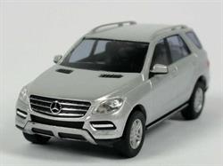 B66960058 — МодельавтомобиляMERCEDESMклассW1661:87,серебристый MERCEDES-BENZ